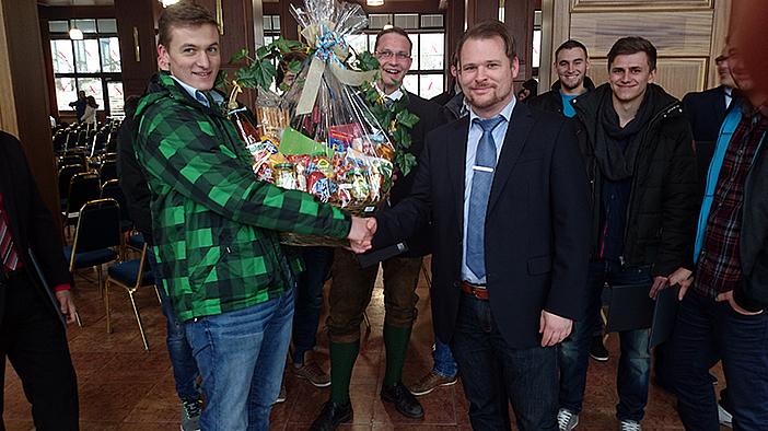 Andreas Obermüller, der Betreuer der Krones-Azubis, erhält einen Geschenkkorb von den glücklichen Absolventen