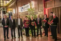 Der Vorstandsvorsitzender der Eckert Schulen Alexander Eckert Freiherr von Waldenfels (li.) mit den geehrten Jubilaren auf dem vorweihnachtlichen Empfang 2018