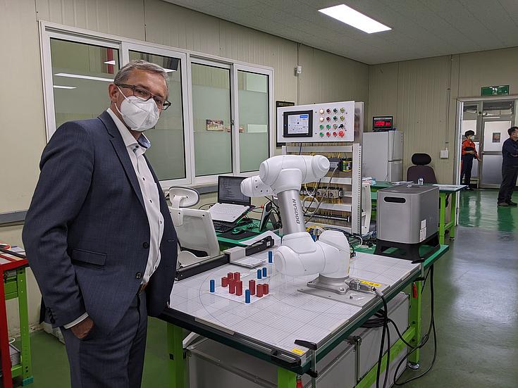 Stephan Koller (Prokurist, Kaufmännischer Leiter, Regionales Bildungszentrum Eckert) beim Besuch der Changwon Mechanical Technical Highschool. (Foto: Eckert Schulen)