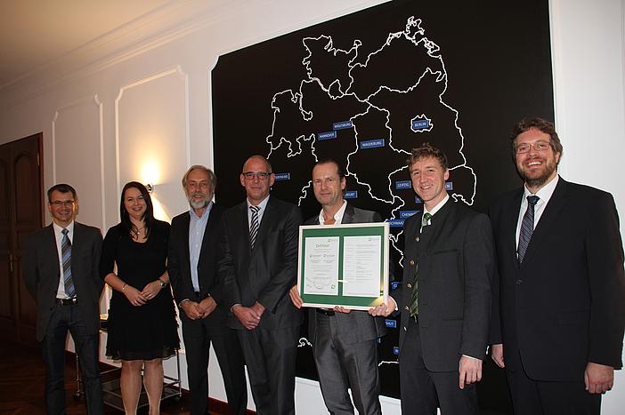 (v.l.n.r.) Markus Neumüller (Prokurist der Eckert Holding und Energiemanagementbeauftragter), Silvia Pfeffer (Leiterin der Immobilienverwaltung), Gottfried Steger (stellvertretender Vorstandsvorsitzender), Alexander Schubert (Mitglied des Vorstands), Alex (v.l.n.r.) Markus Neumüller (Prokurist der Eckert Holding und Energiemanagementbeauftragter), Silvia Pfeffer (Leiterin der Immobilienverwaltung), Gottfried Steger (stellvertretender Vorstandsvorsitzender), Alexander Schubert (Mitglied des Vorstands), Alex