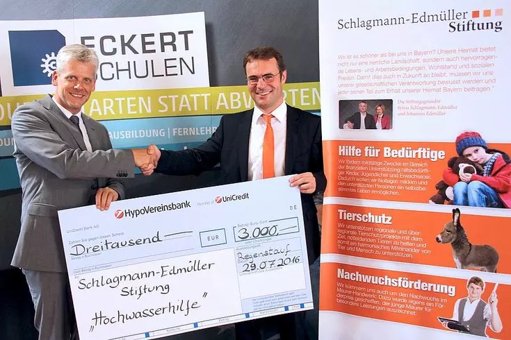 Markus Johannes Zimmermann – Geschäftsführer der Dr. Eckert Akademie – und Robert Hummel von Schlagmann Poroton bei der Spendenübergabe.