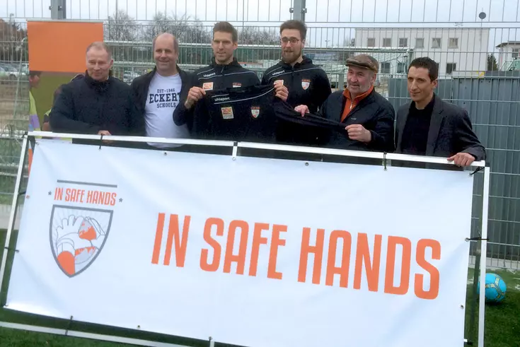 Ein starkes Team: Gemeinsam mit dem FC Augsburg unterstützen die Eckert Schulen Augsburg das Flüchtlingsprojekt "In safe hands"