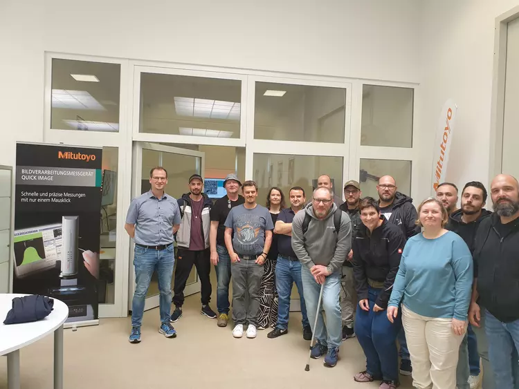 Gruppenfoto bei Mitutoyo Deutschland GmbH