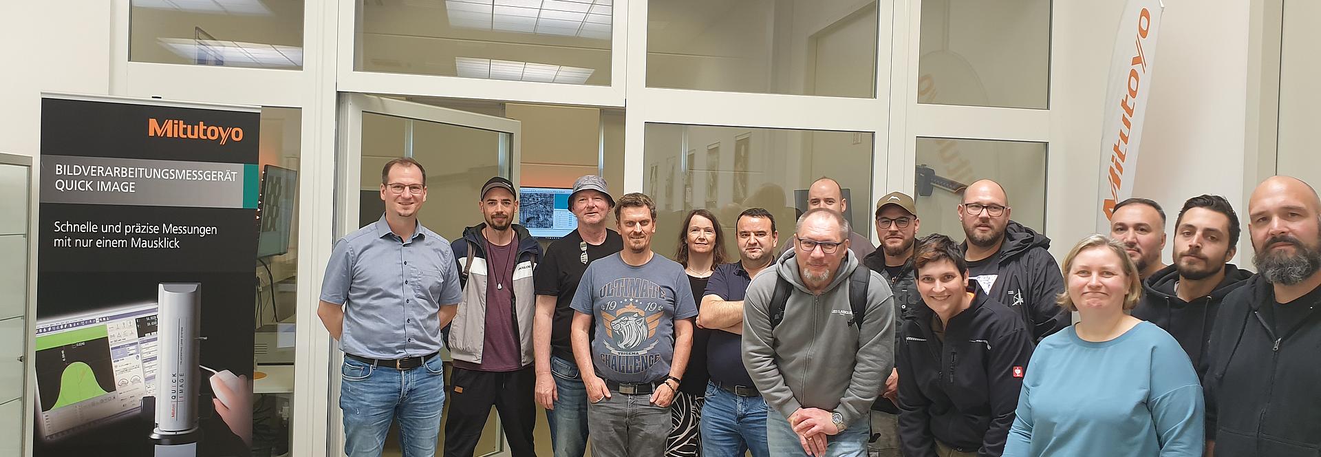 Gruppenfoto bei Mitutoyo Deutschland GmbH
