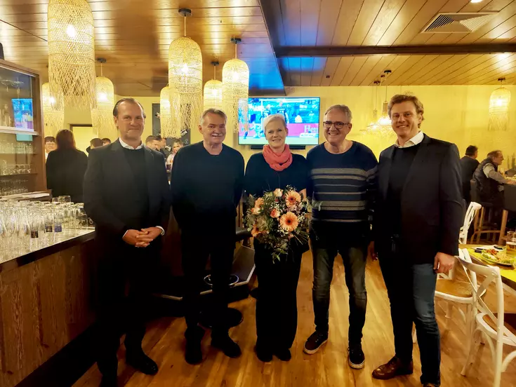 Alexander Eckert von Waldenfels (Vorstandsvorsitzender Eckert Schulen, links), Michael Weinelt (Vorstand Eckert Schulen, Controlling und Immobilien, rechts) gemeinsam mit dem Mielke-Geschwistern (vorherige Besitzer der Sportstätte) und der neuen Leitung d Alexander Eckert von Waldenfels (Vorstandsvorsitzender Eckert Schulen, links), Michael Weinelt (Vorstand Eckert Schulen, Controlling und Immobilien, rechts) gemeinsam mit dem Mielke-Geschwistern (vorherige Besitzer der Sportstätte) und der neuen Leitung des Gastronomiebereichs: Yvonne Zielasny. (Foto: Eckert Schulen)