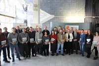 Die Jahrgangsbesten strahlten bei der Abschlussfeier mit den Ehrengästen ganz besonders. Die Jahrgangsbesten strahlten bei der Abschlussfeier mit den Ehrengästen ganz besonders.