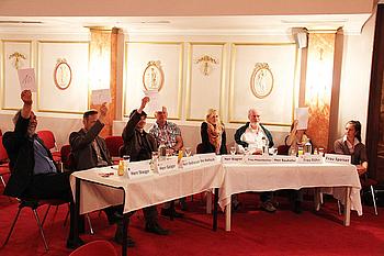 Wer die Challenge am besten gemeistert hatte, durften die Gäste entscheiden: (v.l.n.r.) Vorstandsmitglied Gottfried Steger, Leiter der Sozialen Dienste Friedrich Geiger, Fachbereichsleiter der Sozial- und Integrationsberatung Horst Sedlaczek, Klassenleite Wer die Challenge am besten gemeistert hatte, durften die Gäste entscheiden: (v.l.n.r.) Vorstandsmitglied Gottfried Steger, Leiter der Sozialen Dienste Friedrich Geiger, Fachbereichsleiter der Sozial- und Integrationsberatung Horst Sedlaczek, Klassenleite