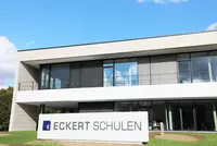 Mit dem Umzug in das neue Verwaltungsgebäude vollzieht sich zeitgleich ein Wechsel in der Geschäftsführung. Die Eckert Schulen verabschieden zwei langjährige Entscheider in den Ruhestand. Mit dem Umzug in das neue Verwaltungsgebäude vollzieht sich zeitgleich ein Wechsel in der Geschäftsführung. Die Eckert Schulen verabschieden zwei langjährige Entscheider in den Ruhestand.