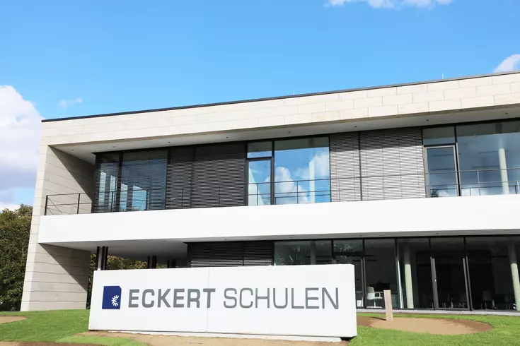 Mit dem Umzug in das neue Verwaltungsgebäude vollzieht sich zeitgleich ein Wechsel in der Geschäftsführung. Die Eckert Schulen verabschieden zwei langjährige Entscheider in den Ruhestand. Mit dem Umzug in das neue Verwaltungsgebäude vollzieht sich zeitgleich ein Wechsel in der Geschäftsführung. Die Eckert Schulen verabschieden zwei langjährige Entscheider in den Ruhestand.