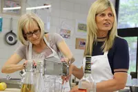 Perfekt für Kollegen, Geschäftspartner sowie Familie & Freunde: Die Seminarreihe Eventcooking der Hotelfachschule Regenstauf stellt Teamwork in den Fokus Perfekt für Kollegen, Geschäftspartner sowie Familie & Freunde: Die Seminarreihe Eventcooking der Hotelfachschule Regenstauf stellt Teamwork in den Fokus