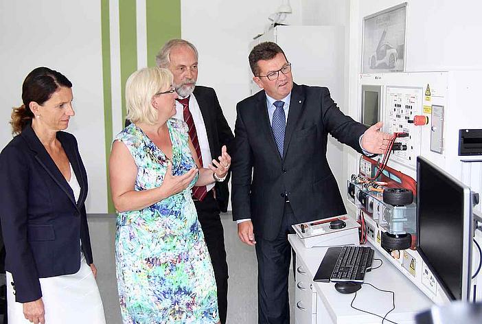 Besuch im Juli 2016: Beeindruckt von den Lern- und Lebensbedingungen am Regenstaufer Campus will der Staatsminister für Wirtschaft, Energie und Technologie (bisher Staatssekretär) Franz Josef Pschierer (re.) enger mit den Eckert Schulen zusammenarbeiten. (V.l.n.r.) Gemeinsam mit der Marketingleiterin der Eckert Schulen Andrea Radlbeck, der Regensburger Landtagsabgeordneten Sylvia Stiersdorfer und dem stellvertretenden Vorstandsvorsitzenden der Eckert Schulen Gottfried Steger erkundete Pschierer die neuen Lernlabore der Technikerschule.