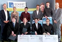 Alexander Eckert Freiherr von Waldenfels (links) - Vorstandsvorsitzender der Eckert Schulen - und Markus Johannes Zimmermann (rechts) - Geschäftsführer der Dr. Eckert Akademie - mit den geehrten Absolventen: Sie haben ihre Weiterbildung zum Staatlich gepr Alexander Eckert Freiherr von Waldenfels (links) - Vorstandsvorsitzender der Eckert Schulen - und Markus Johannes Zimmermann (rechts) - Geschäftsführer der Dr. Eckert Akademie - mit den geehrten Absolventen: Sie haben ihre Weiterbildung zum Staatlich geprüften Techniker mit Best-Noten abgeschlossen und freuen sich auf eine bessere berufliche Zukunft.