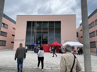 Gruppenfoto der Teilnehmenden am Campus der TH Deggendorf