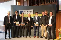 Den Buchpreis für einen Abschluss mit einer Traumnote von 1,50 oder besser erhielten fünf Staatlich geprüfte Techniker. Verliehen wurde dieser von Alexander Eckert Freiherr von Waldenfels (Vorstandsvorsitzender der Eckert Schulen, rechts im Bild) und Mark Den Buchpreis für einen Abschluss mit einer Traumnote von 1,50 oder besser erhielten fünf Staatlich geprüfte Techniker. Verliehen wurde dieser von Alexander Eckert Freiherr von Waldenfels (Vorstandsvorsitzender der Eckert Schulen, rechts im Bild) und Markus Johannes Zimmermann (Geschäftsführer und Schulleiter der Dr. Eckert Akademie, links).