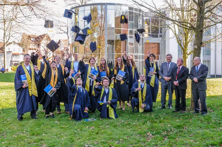 „Geschafft!“ Überglücklich feiern die 40 Absolventen des DIPLOMA-Studienzentrums Regenstauf ihren Bachelor- oder Masterabschluss. „Geschafft!“ Überglücklich feiern die 40 Absolventen des DIPLOMA-Studienzentrums Regenstauf ihren Bachelor- oder Masterabschluss.