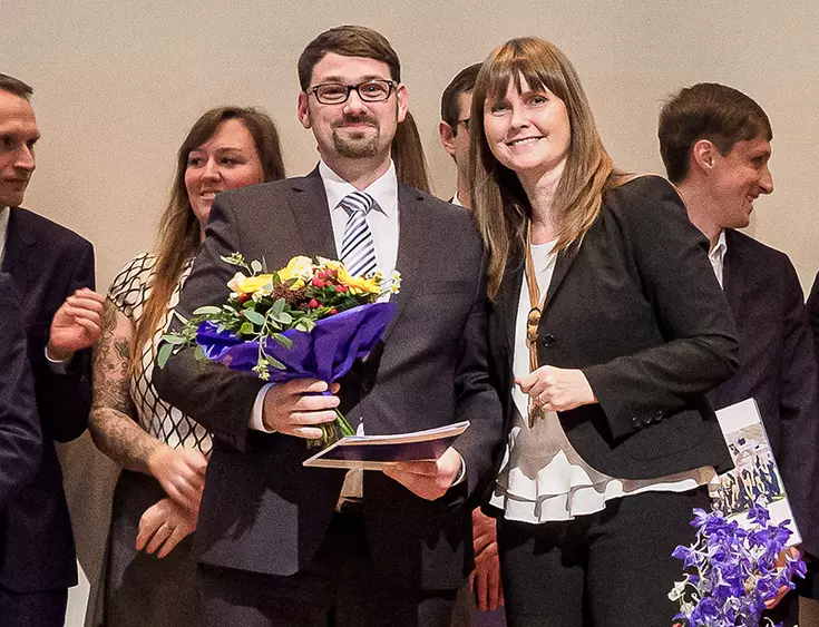 Franz Schneider (li), 10.000ster Absolvent der DIPLOMA Hochschule zusammen mit Hochschulpräsidentin Prof. Dr. Michaela Zilling (re) - Fotograf Hr. Zerbst