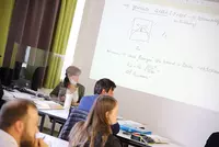 Ende April durften die ersten Studierenden an den Campus der Dr. Eckert Akademie zurückkehren. Seit vergangener Woche lernen die Abschlussklassen mit knapp 200 Teilnehmern wieder vor Ort.