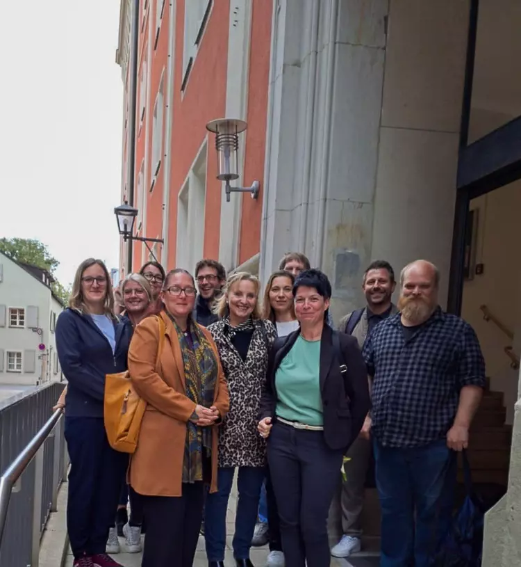 Klassenfoto Umschüler stehen vor dem Amtsgericht in Regensburg.