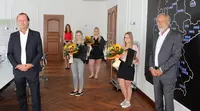Alexander Eckert Freiherr von Waldenfels (Vorstandsvorsitzender, links), Gottfried Steger (Stellvertretender Vorstandsvorsitzender, rechts) und Anna Meyer (Leitung Personalmanagement, 2. von links) gratulierten den Auszubildenden zu ihrem bestandenen Absc Alexander Eckert Freiherr von Waldenfels (Vorstandsvorsitzender, links), Gottfried Steger (Stellvertretender Vorstandsvorsitzender, rechts) und Anna Meyer (Leitung Personalmanagement, 2. von links) gratulierten den Auszubildenden zu ihrem bestandenen Abschluss.