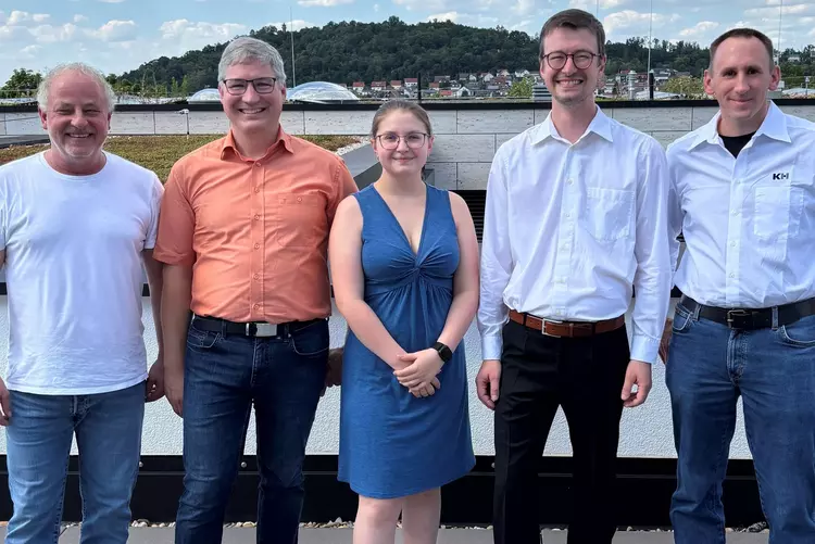 Angehende staatlich geprüfte Techniker der Eckert Akademie Regenstauf präsentieren die Ergebnisse ihrer praxisnahen Projektarbeiten vor einer Präsentationsfläche.