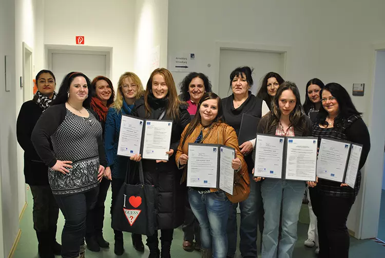 Absolventen der beruflichen Qualifizierungsmaßnahme Handel und Verkauf - Eckert Schulen Schwandorf Absolventen der beruflichen Qualifizierungsmaßnahme Handel und Verkauf - Eckert Schulen Schwandorf