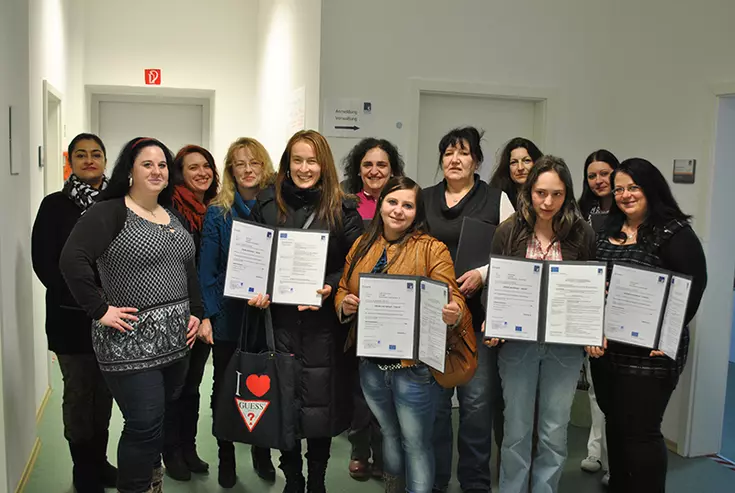 Absolventen der beruflichen Qualifizierungsmaßnahme Handel und Verkauf - Eckert Schulen Schwandorf Absolventen der beruflichen Qualifizierungsmaßnahme Handel und Verkauf - Eckert Schulen Schwandorf
