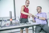 BFW-Geschäftsführer Friedrich Reiner ließ es zur Projektpräsentation sich nicht nehmen, den HRV-Messer als einer der ersten Probanden zu testen BFW-Geschäftsführer Friedrich Reiner ließ es zur Projektpräsentation sich nicht nehmen, den HRV-Messer als einer der ersten Probanden zu testen