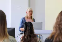 Apothekerin Sabine Rosner hält vor angehenden PTA einen Fachvortrag zu Homöopathie und Schüßler-Salzen.