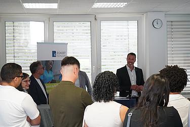 Gruppenfoto internationaler Pflegekräfte bei der Abschlussfeier an den Eckert Schulen in Dresden