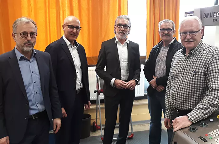 V.l.n.r.: Friedrich Reiner (Geschäftsführer des BFW Eckert), Johann Götz (Geschäftsführer Operativ der Agentur für Arbeit Regensburg), Johann Beck (Vorsitzender der Geschäftsführung der Agentur für Arbeit Regensburg), Reinhold Rieger (Fachbereichsleiter B V.l.n.r.: Friedrich Reiner (Geschäftsführer des BFW Eckert), Johann Götz (Geschäftsführer Operativ der Agentur für Arbeit Regensburg), Johann Beck (Vorsitzender der Geschäftsführung der Agentur für Arbeit Regensburg), Reinhold Rieger (Fachbereichsleiter Bau und Maschinenbau am BFW Eckert) und Peter Zollner (Abteilungsleiter CNC-Technik am BFW Eckert).