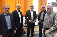 V.l.n.r.: Friedrich Reiner (Geschäftsführer des BFW Eckert), Johann Götz (Geschäftsführer Operativ der Agentur für Arbeit Regensburg), Johann Beck (Vorsitzender der Geschäftsführung der Agentur für Arbeit Regensburg), Reinhold Rieger (Fachbereichsleiter B V.l.n.r.: Friedrich Reiner (Geschäftsführer des BFW Eckert), Johann Götz (Geschäftsführer Operativ der Agentur für Arbeit Regensburg), Johann Beck (Vorsitzender der Geschäftsführung der Agentur für Arbeit Regensburg), Reinhold Rieger (Fachbereichsleiter Bau und Maschinenbau am BFW Eckert) und Peter Zollner (Abteilungsleiter CNC-Technik am BFW Eckert).