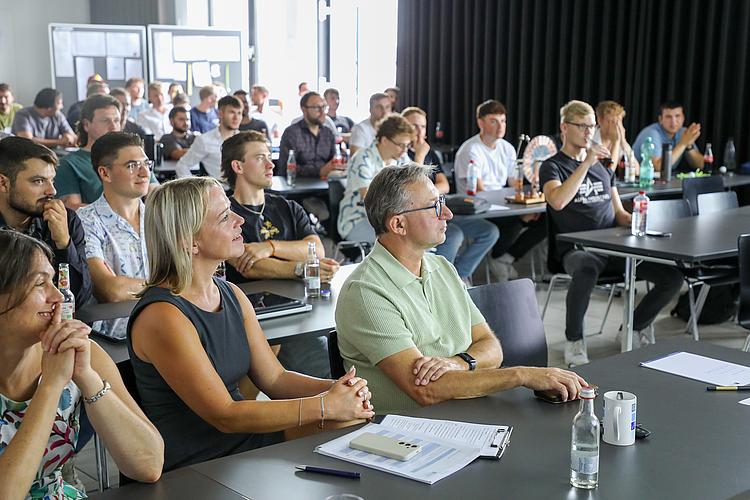 Studierende der Maschinenbautechnik arbeiten während der HOP-Woche 2026 gemeinsam an praxisnahen technischen Projekten.