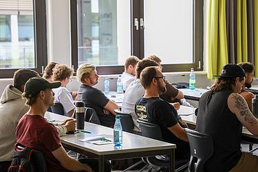 Studierende der Fachrichtung Maschinenbau verfolgen den Vortrag zu thermoplastischen Faserverbundwerkstoffen und Hybridstrukturen.