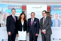 Regensburg - Ab sofort können sich Studierende der Universität Regensburg für das neue FORTALENTS-Stipendium bewerben, das die Eckert Schulen, die Euroassekuranz AG und die Götz-Management-Holding AG gemeinsam aus der Taufe heben. Die drei Unternehmen ste Regensburg - Ab sofort können sich Studierende der Universität Regensburg für das neue FORTALENTS-Stipendium bewerben, das die Eckert Schulen, die Euroassekuranz AG und die Götz-Management-Holding AG gemeinsam aus der Taufe heben. Die drei Unternehmen stellten das Projekt heute bei einer Pressekonferenz in Regensburg gemeinsam vor. Kern des neuen Stipendiums, von dem ab dem kommenden Wintersemester