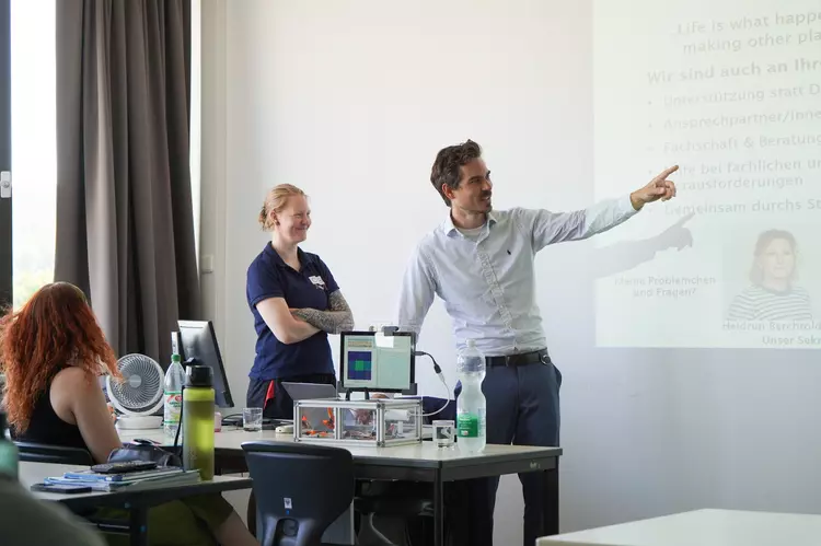 Prof. Dr. Matthias Ehrnsperger und Anna Linhuber präsentieren gemeinsam vor Studierenden und geben Einblicke in Studieninhalte sowie mögliche Anschlusswege nach dem Technikerabschluss.