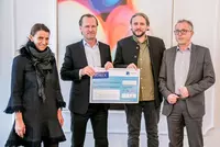 (v.l.n.r.) Marketingleiterin Andrea Radlbeck, Vorstandsvorsitzender der Eckert Schulen Alexander Eckert Freiherr von Waldenfels, Mitbegründer und Vorstandsmitglied des Teams Bananenflanke Regensburg e.V. Ben Rückerl und Geschäftsführer des Berufsförderung (v.l.n.r.) Marketingleiterin Andrea Radlbeck, Vorstandsvorsitzender der Eckert Schulen Alexander Eckert Freiherr von Waldenfels, Mitbegründer und Vorstandsmitglied des Teams Bananenflanke Regensburg e.V. Ben Rückerl und Geschäftsführer des Berufsförderungswerks Eckert Friedrich Reiner