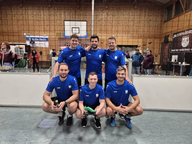 Eckert-Schulen Allstars posieren mit Pokal nach dem 3. Platz beim Ramspauer Gaudi-Cup 2025.