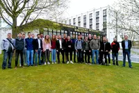 Die Exkursions-Crew kurz vor Abfahrt: Die angehenden Staatlich geprüften Techniker für Kunststofftechnik und Faserverbundtechnologie freuen sich auf einen interessanten Messetag auf der analytica in München. Die Exkursions-Crew kurz vor Abfahrt: Die angehenden Staatlich geprüften Techniker für Kunststofftechnik und Faserverbundtechnologie freuen sich auf einen interessanten Messetag auf der analytica in München.