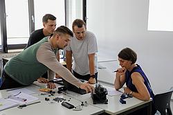 Studierende der Maschinenbautechnik arbeiten während der HOP-Woche 2026 gemeinsam an praxisnahen technischen Projekten.
