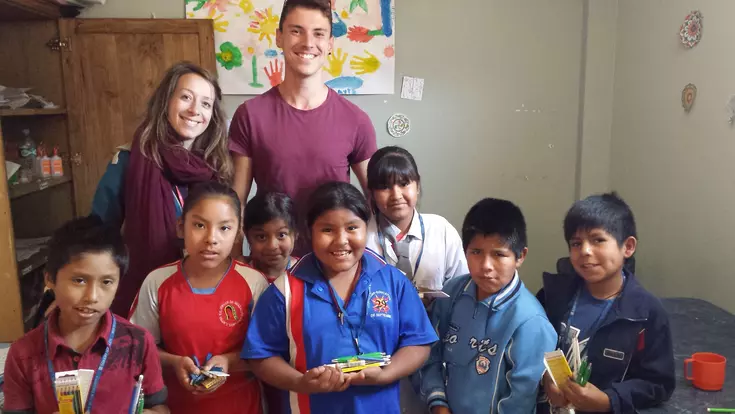20 Tage lang bereiste Thomas Saxinger Peru und Bolivien, um sich einen eigenen Eindruck von den Lebensumständen dort zu machen. Mit im Gepäck: Viele Spenden von Mitschülern und Geschäftsführer Markus Johannes Zimmermann.