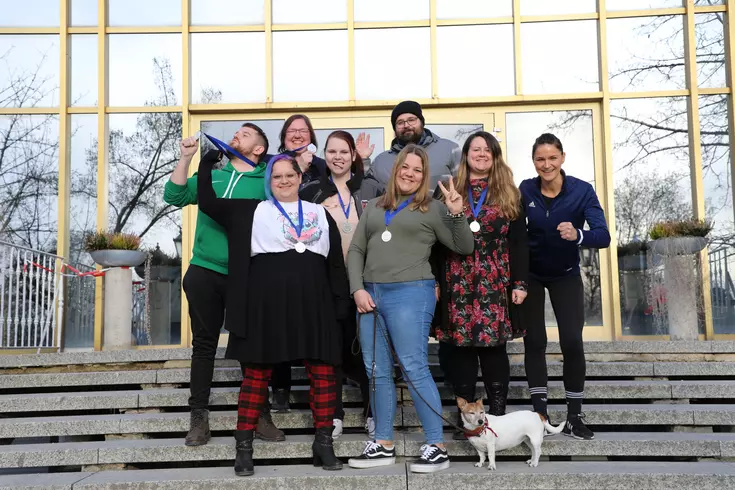 Die Gewinner:innen der Challenge feiern ihren Erfolg und die „Ich bin ein Eckert Talent“-Medaillen. (Foto: Eckert Schulen)