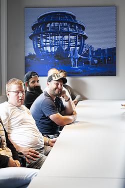 Eine andere Gruppe von Zuhörern lauscht dem Vortrag des Dozenten gespannt.