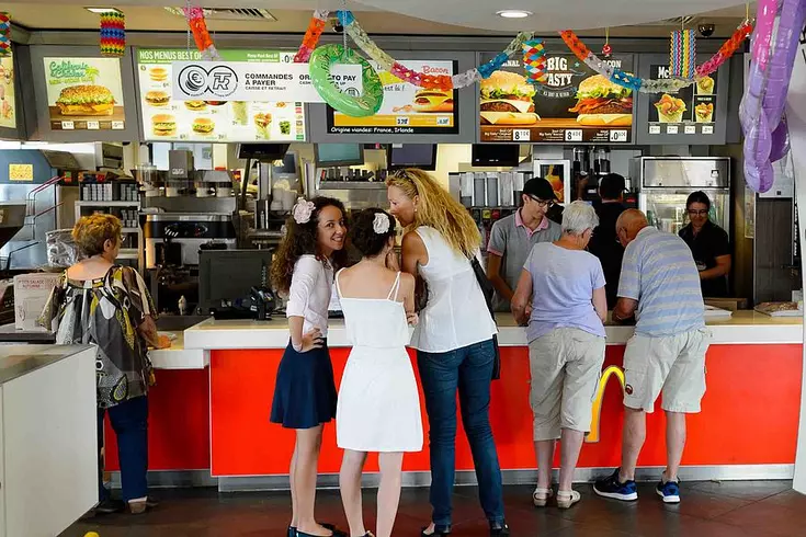 Karriere mit System: Zusammen mit McDonald’s Regensburg bieten die Eckert Schulen die Qualifizierung zur Küchenkraft mit Servicekenntnissen an. Lehrgangsstart am 4. April 2016