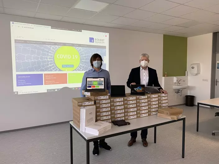 Mit einem Mix aus Online- und Vor-Ort-Unterricht macht Deutschlands größte Technikerschule auch jetzt im Februar den Weiterbildungsstart zum Staatlich geprüften Techniker planmäßig möglich. Mit einem Mix aus Online- und Vor-Ort-Unterricht macht Deutschlands größte Technikerschule auch jetzt im Februar den Weiterbildungsstart zum Staatlich geprüften Techniker planmäßig möglich.