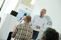 Markus Bergmann (stehend) übergab einen Ordner mit Ausdrücken und den digitalen Daten seiner Entwürfe an Vertreter der Schwandorfer Tafel. Markus Bergmann (stehend) übergab einen Ordner mit Ausdrücken und den digitalen Daten seiner Entwürfe an Vertreter der Schwandorfer Tafel.