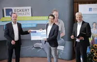 Die 14 besten Absolventen mit einer Abschlussnote zwischen 1,0 und 1,5 erhielten in diesem Jahr erstmals die „Eckert-Trophy“ verliehen. Alexander Eckert Freiherr von Waldenfels (Vorstandsvorsitzender der Eckert Schulen, links im Bild) und Markus Johannes Zimmermann (Geschäftsführer und Schulleiter der Dr. Eckert Akademie, rechts) überreichten die Auszeichnung bei der Zeugnisverleihung im kleinen Kreis unter anderem an den Staatlich geprüften Industrietechnologen Rene Littkopf, der sich über eine Traumnote von 1,00 freuen kann.