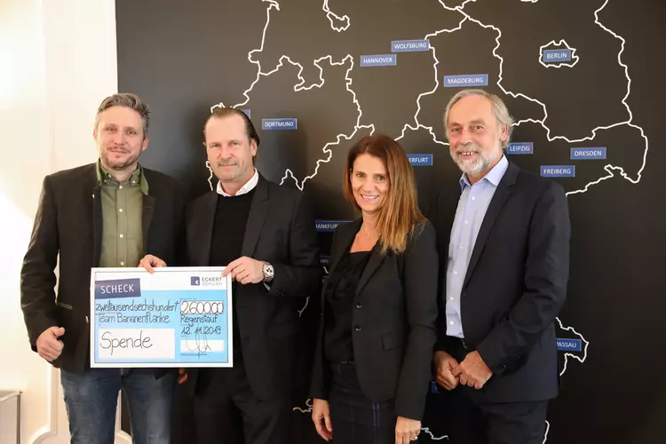 Die Eckert Schulen unterstützen 2019 bereits zum zweiten Mal das Team Bananenflanke: Ben Rückerl, Mitbegründer und Vorstandsmitglied des Teams Bananenflanke Regensburg e.V. (links), nahm die Spende jetzt entgegen. Alexander Eckert Freiherr von Waldenfels, Die Eckert Schulen unterstützen 2019 bereits zum zweiten Mal das Team Bananenflanke: Ben Rückerl, Mitbegründer und Vorstandsmitglied des Teams Bananenflanke Regensburg e.V. (links), nahm die Spende jetzt entgegen. Alexander Eckert Freiherr von Waldenfels, Vorstandsvorsitzender der Eckert Schulen, Marketingleiterin Andrea Radlbeck und Gottfried Steger, stellvertretender Vorstandsvorsitzende der Eckert Schulen, übergaben den Scheck (von links nach rechts).