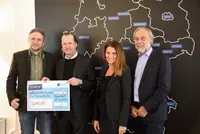Die Eckert Schulen unterstützen 2019 bereits zum zweiten Mal das Team Bananenflanke: Ben Rückerl, Mitbegründer und Vorstandsmitglied des Teams Bananenflanke Regensburg e.V. (links), nahm die Spende jetzt entgegen. Alexander Eckert Freiherr von Waldenfels, Die Eckert Schulen unterstützen 2019 bereits zum zweiten Mal das Team Bananenflanke: Ben Rückerl, Mitbegründer und Vorstandsmitglied des Teams Bananenflanke Regensburg e.V. (links), nahm die Spende jetzt entgegen. Alexander Eckert Freiherr von Waldenfels, Vorstandsvorsitzender der Eckert Schulen, Marketingleiterin Andrea Radlbeck und Gottfried Steger, stellvertretender Vorstandsvorsitzende der Eckert Schulen, übergaben den Scheck (von links nach rechts).