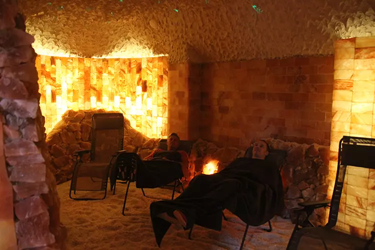 Eingepackt in warme Decken: Entspannen im salzigen Mirkoklima der Solana Salzgrotte im Physiofit Eckert, Regenstauf. Eingepackt in warme Decken: Entspannen im salzigen Mirkoklima der Solana Salzgrotte im Physiofit Eckert, Regenstauf.