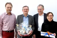 Zur Abschiedsfeier von Lorenz Heimerl (2.v.l.) ließen es sich Friedrich Reiner – Geschäftsführer des Berufsförderungswerks Eckert (2.v.r.) – und seine Kollegen nicht nehmen, sich für die gute Zusammenarbeit zu bedanken und ihren langjährigen Fachbereichsl Zur Abschiedsfeier von Lorenz Heimerl (2.v.l.) ließen es sich Friedrich Reiner – Geschäftsführer des Berufsförderungswerks Eckert (2.v.r.) – und seine Kollegen nicht nehmen, sich für die gute Zusammenarbeit zu bedanken und ihren langjährigen Fachbereichsleiter zu ehren. Seine Nachfolge treten an: Steffi Sauer als neue Fachbereichsleiterin der kaufmännischen Ausbildungsberufe und Reinhard Ramsauer (li.) als Abteilungsleiter der Logistikberufe.